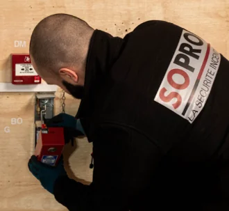 Installation d'équipement incendie.