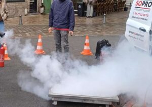 Formation à la manipulation d'extincteur.